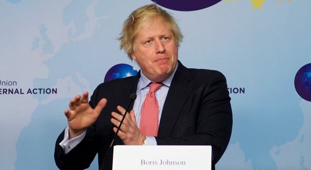 GB, Johnson travolto dagli scandali: si dimettono due ministri