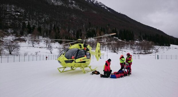 Cadono sulle piste da sci, ferite gravemente due persone in Friuli