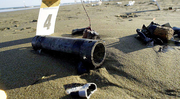 Uno dei tubi bomba piazzati in spiaggia quasi vent'anni fa