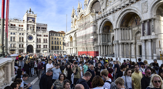 Tassa d'accesso a Venezia, Brugnaro chiede on line le proposte dei cittadini
