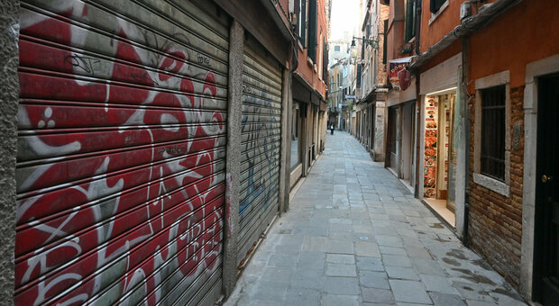 Saracinesche abbassate in centro storico a Venezia