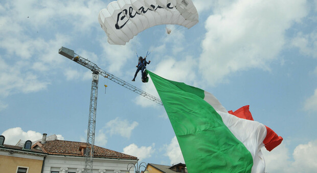 Un paracadutista mentre atterra ieri in piazza dei Martiri a Belluno