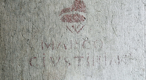 W Marco Giustinian, la scritta sotto il corno dogale: un graffito cinquecentesco a Venezia