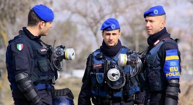 Kosovo, granata contro pattuglia Eulex dell'Unione europea: Pristina e Serbia ai ferri corti, truppe ai confini