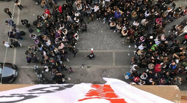 Roma, scuole occupate: scatta la protesta al liceo Virgilio. I presidi iniziano a contare i danni