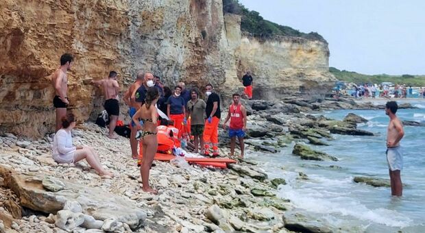 Otranto, sbaglia il tuffo dalla scogliera e sbatte sul fondale: grave 21enne in vacanza nel Salento