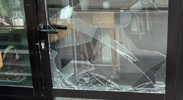 Spaccata al ristorante Quattrocchi, il titolare esasperato: «Viene voglia di chiudere, ci hanno distrutto la vetrata per la seconda volta»