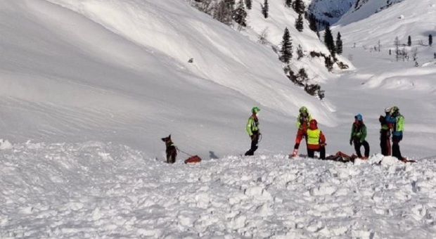 Valanga sulla Marmolada: sciatore resta mezzo sepolto dalla neve