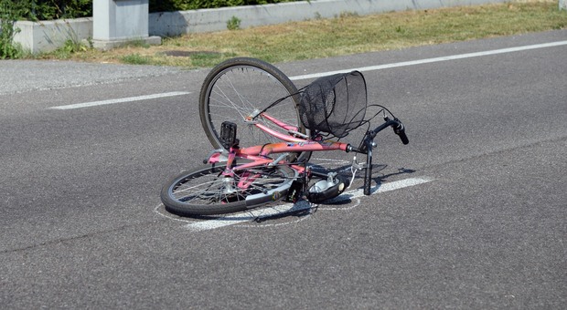 Urtato da un Fiat Doblò, ciclista finisce in un fossato: 32enne grave in ospedale