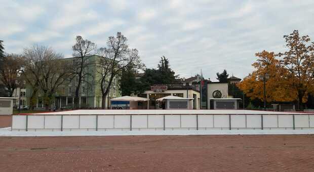La pista di ghiaccio, allestita in Campo Marzo a Vicenza, rimarrà aperta fino al 14 febbraio 2022