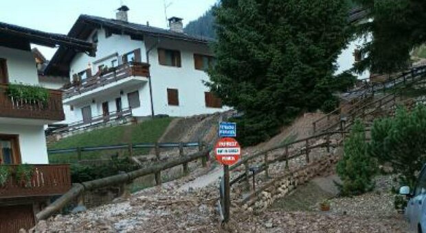 Disastro maltempo In Alto Adige: hotel evacuati, frane si abbattono su case e auto