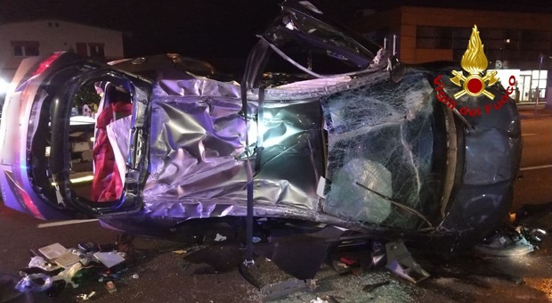 Doppio incidente nella notte: automobilista prigioniero dell'auto distrutta a Ponte nelle Alpi, frontale con due feriti ad Auronzo