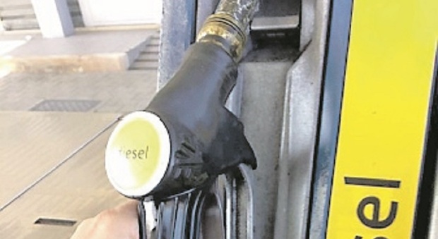 Caro carburanti, pieno a prezzi folli: la procura di Belluno apre un'inchiesta