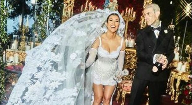 Kourtney Kardashian, matrimonio da favola a Portofino con Travis Barker: i look esagerati delle sorelle star