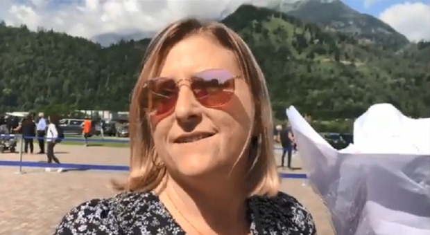Vanessa Merlot, hostess dello yacht di Del Vecchio, arrivata dalla Francia ai funerali dell'industriale