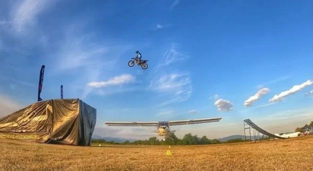 Udine: Mattia, 34 anni, salta 9 metri con la moto mentre un aereo gli vola sotto. L'impresa incredibile