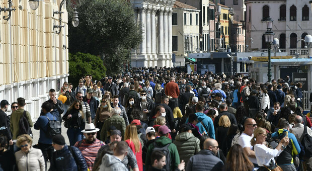 Venezia, tanti turisti ma pochi affari nei negozi: «La gente non ha soldi»
