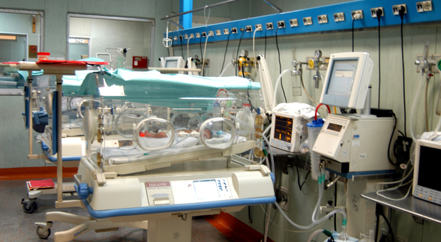 Omicron, tre neonati positivi al Covid ricoverati in terapia intensiva a Pescara