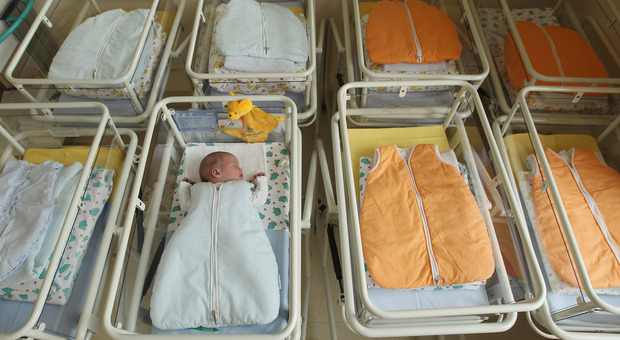 Gran Bretagna, rapporto choc sul reparto maternità: «201 bambini morti per cesarei negati e cure sbagliate»