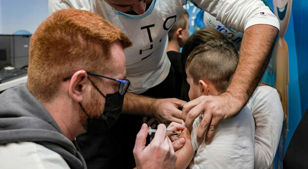 Un bambino che riceve la prima dose del vaccino anti Covid