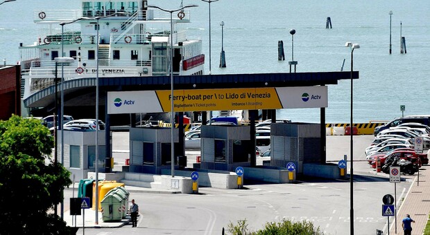 Lo scandalo dei bagni sui ferry boat: puzza insopportabile da quelli chimici, chiusi gli altri