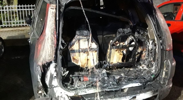 L'auto distrutta da una molotov