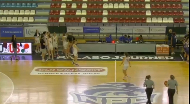 Allenatore della Basket Roma prende a ceffoni una sua giocatrice 17enne per un tiro sbagliato