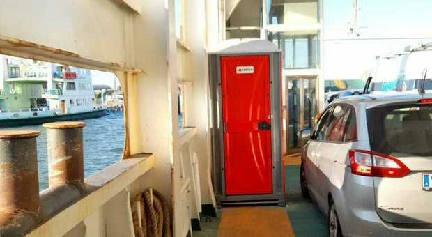 Venezia, in arrivo bagni chimici sul ferry boat Lido: «Per i bisogni urgenti un gabbiotto di lamiera»