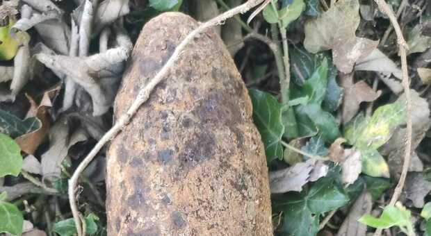 Pericoloso ordigno bellico trovato in un campo: era integro e con la spoletta