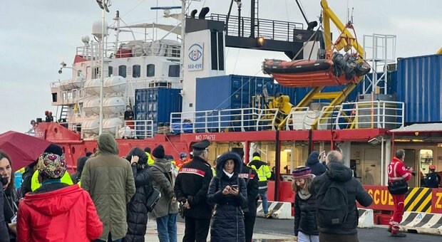 Regole più stringenti per le organizzazioni che effettuano salvataggi in mare: previste sanzioni fino alla confisca della nave