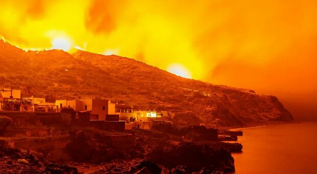 Incendio Stromboli, danni record. «La ricostruzione costerà 50 milioni». E il rogo era nel copione