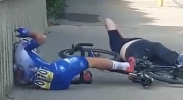 Un'immagine del drammatico scontro tra il ciclista e il dirigente sportivo