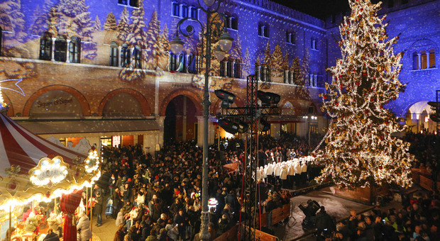 Natale con poche luci e Capodanno senza brindisi in piazza: il Covid spegne le feste