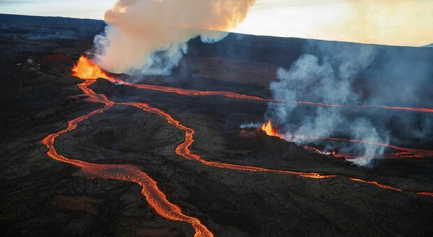 Hawaii, erutta il "Manua Loa", il vulcano attivo più grande al mondo. «La lava rischia di raggiungere le zone abitate»