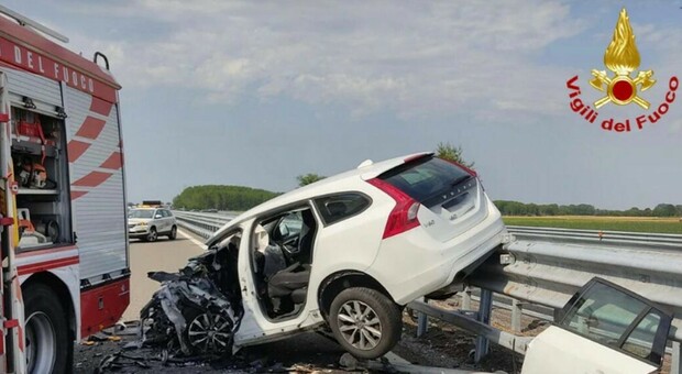 Incidente sulla A7, auto contromano sulla Milano-Genova: due morti e tre feriti, bimbo di 4 anni trasportato in ospedale