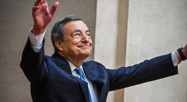 Draghi si commuove: saluta Palazzo Chigi tra gli applausi dei dipendenti affacciati alle finestre