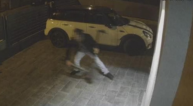 Ladro filmato mentre ruba un monopattino: ha le ore contate