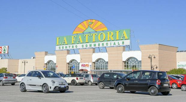 Centro commerciale La Fattoria, ladri rubano le marmitte delle auto nel parcheggio