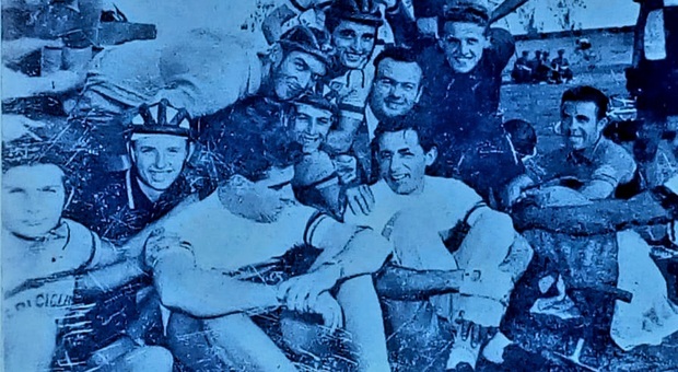 Nella foto d'epoca Fausto Coppi al Bettinazzi con Magni, Bevilacqua e alcuni tifosi