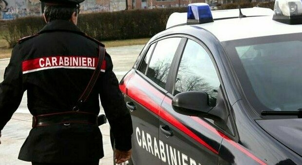 Lite tra fratelli, intervengono i carabinieri e vengono pestati da un 21enne