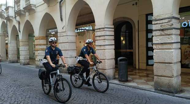 Agenti di polizia locale in centro con le bici a Vicenza