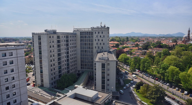 Veduta dell'ospedale di Padova: molti sanitari no vax sono stati reintegrati sul posto di lavoro