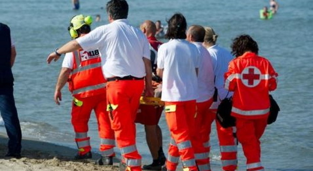 Tragedia a Pineto: turista muore davanti al marito mentre fa il bagno in mare