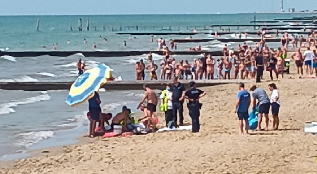 Fa il bagno con il mare mosso: turista di 54 anni muore annegato