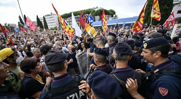 Alitalia-Ita, manifestazione alla sede di Roma: sindacati contro nuovo contratto