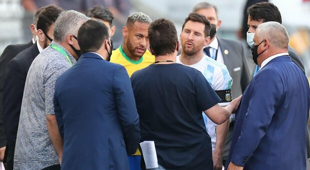 Brasile-Argentina interrotta: in campo l'Asl brasiliana che blocca i calciatori di Scaloni