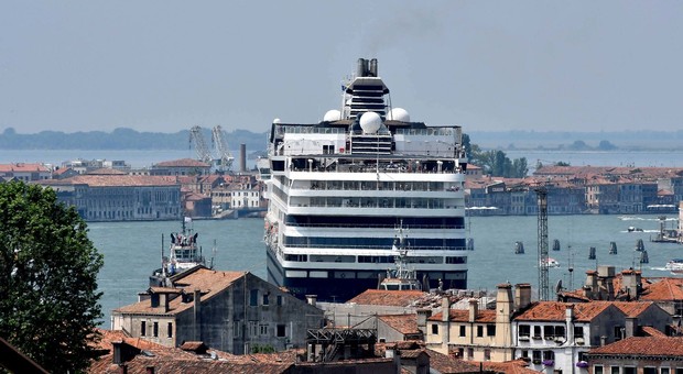 Coronavirus, tre navi da crociera in rotta verso Venezia