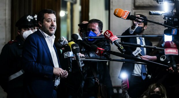 Elezioni Quirinale, sesta fumata nera. Salvini e Conte: «Una donna in gamba al Colle». Letta: domattina incontro di maggioranza. Fi e Renzi dicono no a Belloni