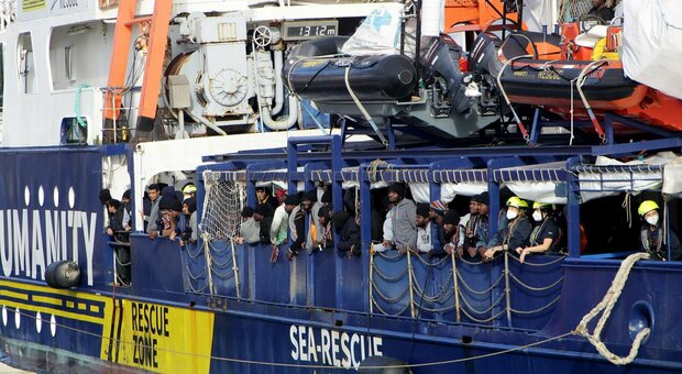 Migranti, stretta sulle Ong: multe e confisca delle navi. Rave, il sì alla fiducia