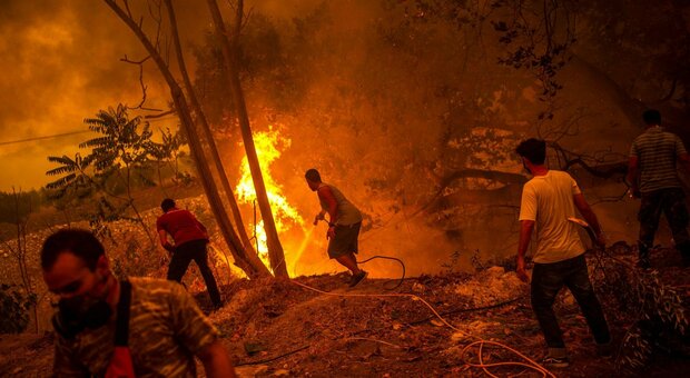 Incendi Grecia, sesto giorno di fiamme. Evacuata l'isola di Evia: «Non è rimasto più nulla»